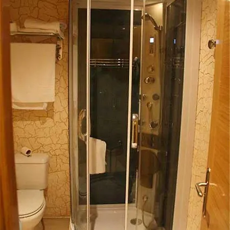 El 402 Hotel 2*